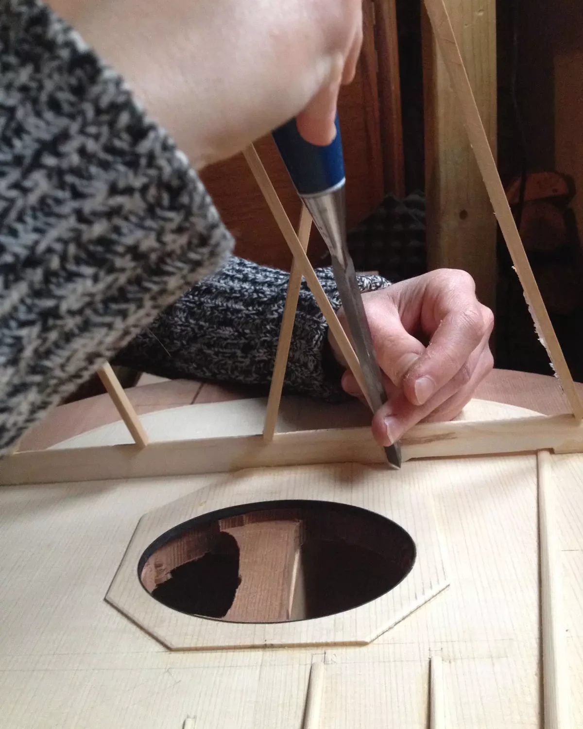 Val Lutherie - Atelier de lutherie guitares et basses - Valérie-Anne Lahaye