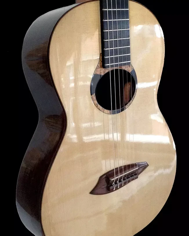 Val Lutherie - Atelier de lutherie guitares et basses - Valérie-Anne Lahaye